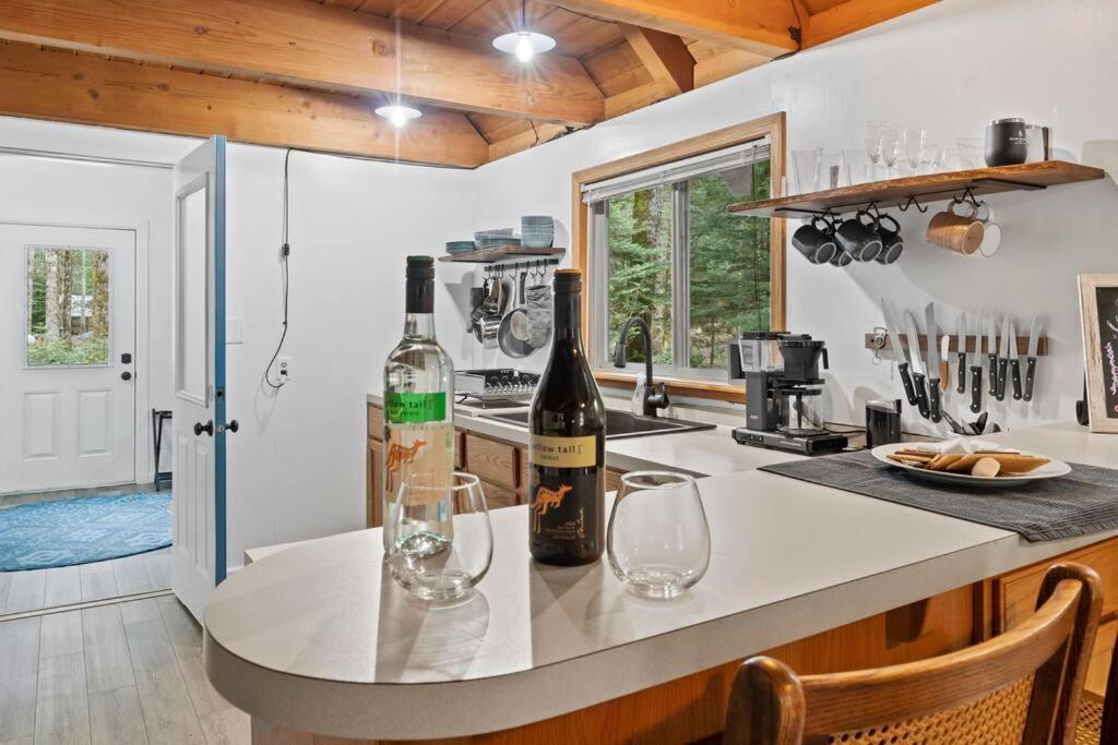 @ Mt. Rainier Entrance-hot Tub-forest Views Holiday home Ashford